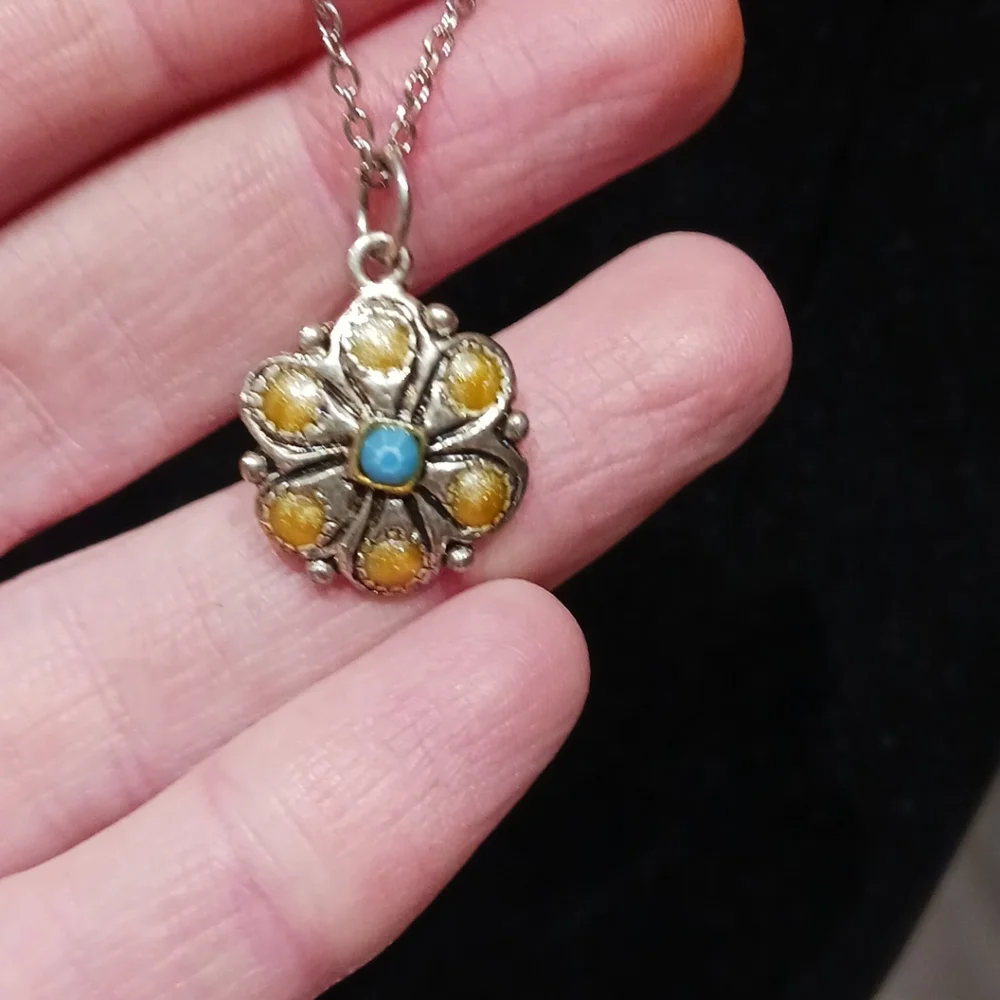 Girl's Silvertone 16in. Flower Pendant Necklace.